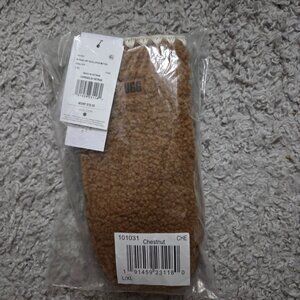 UGG Chunky  Fluffy Scalloped Mittens